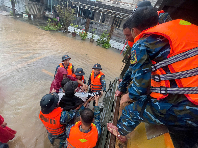 Trung đoàn 591 giúp nhân dân tỉnh Khánh Hòa phòng, chống mưa lũ