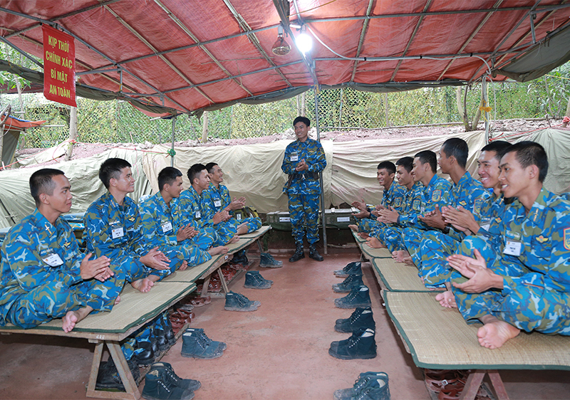 Tiếp thêm động lực, niềm tin cho bộ đội trên thao trường