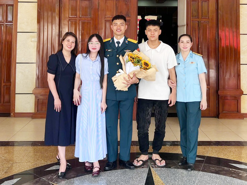 Con đã trở thành đồng đội của mẹ