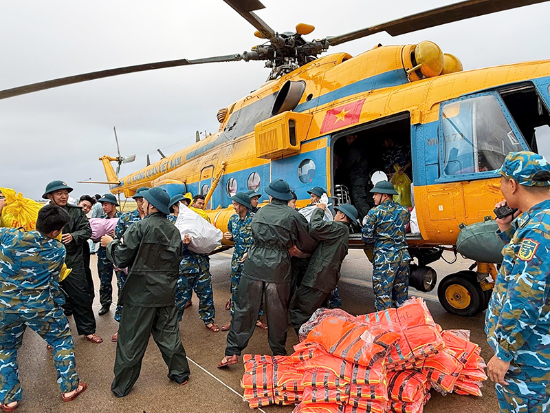 Trung đoàn 917 tiếp tục thực hiện các chuyến bay cứu trợ nhân dân vùng lũ