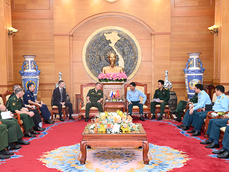 Đoàn Trung tâm quốc gia Quản lý quốc phòng Nga thăm và làm việc tại Quân chủng Phòng không - Không quân