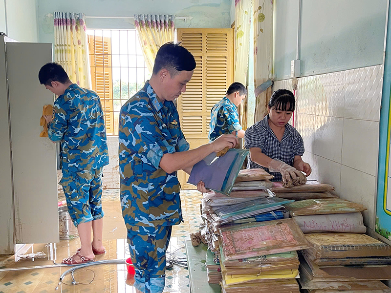 Sư đoàn 377 giúp nhân dân khắc phục hậu quả sau lũ