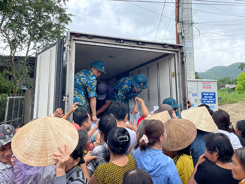 Sư đoàn 377 giúp nhân dân khắc phục hậu quả sau lũ