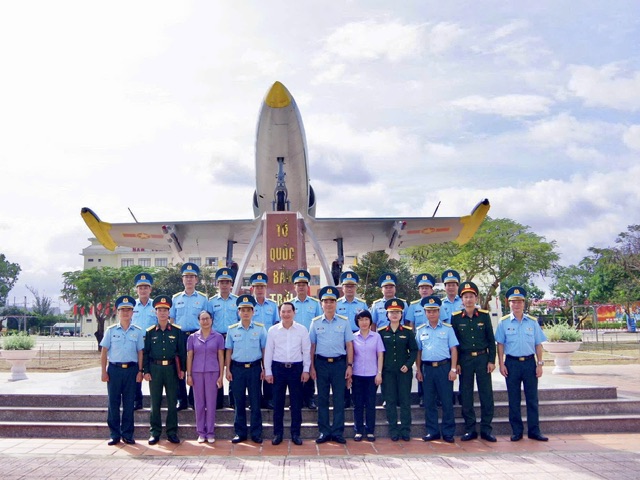 Phó Bí thư Thường trực Tỉnh ủy Khánh Hòa thăm, chúc mừng Trường Sĩ quan Không quân