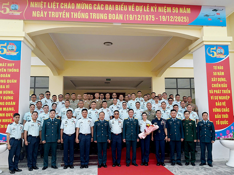 Đoàn Không quân Philippines thăm, làm việc tại Trung đoàn Không quân 916