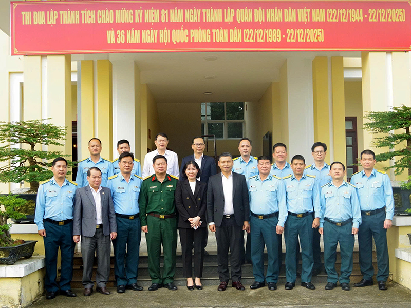 Đồng ch&iacute; Hồ Kỳ Minh - Ph&oacute; Chủ tịch UBND TP Đ&agrave; Nẵng thăm Sư đo&agrave;n Kh&ocirc;ng qu&acirc;n 372