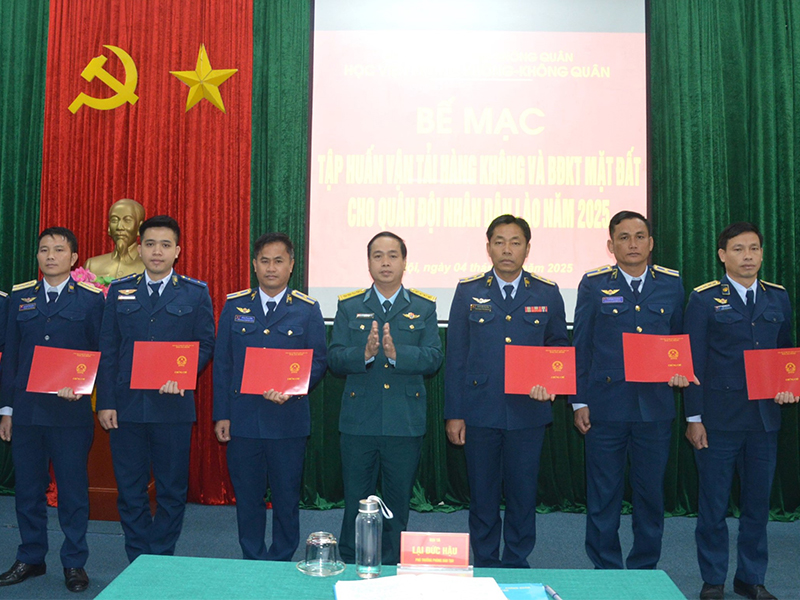 Học viện Phòng không-Không quân bế mạc tập huấn vận tải hàng không và bảo đảm kỹ thuật mặt đất cho cán bộ Quân đội nhân dân Lào