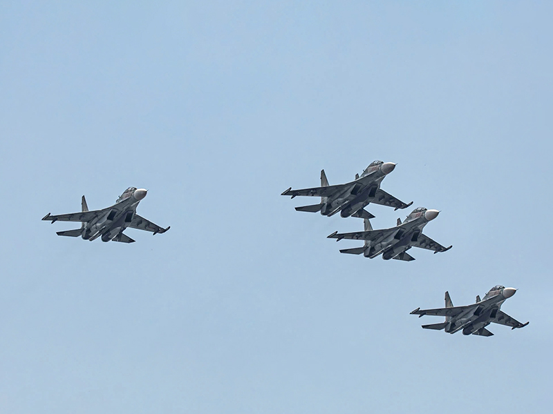 Lặng thầm canh trời, ki&ecirc;u h&atilde;nh anh h&ugrave;ng