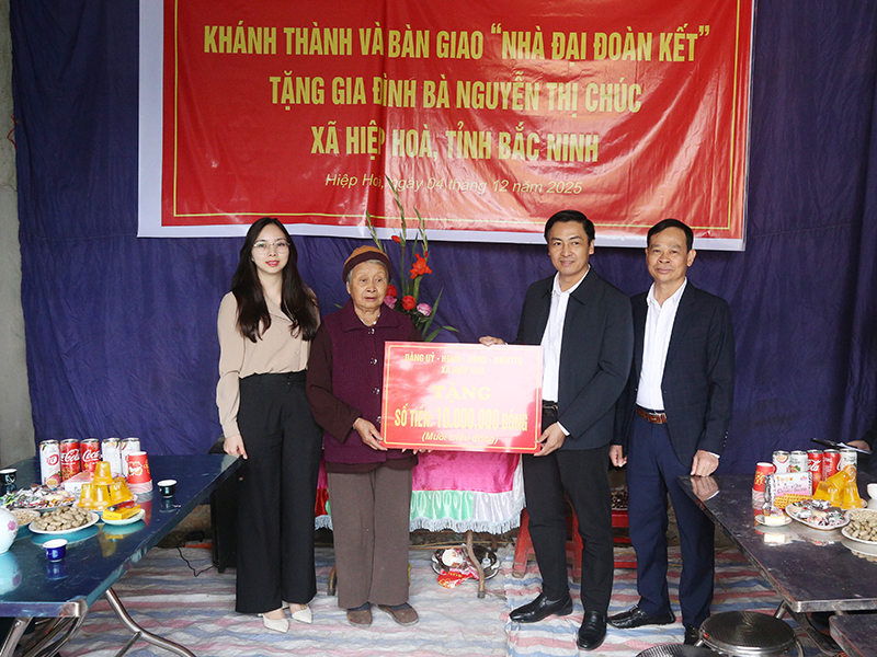 Quân chủng Phòng không - Không quân bàn giao “Nhà đại đoàn kết” tặng gia đình chính sách