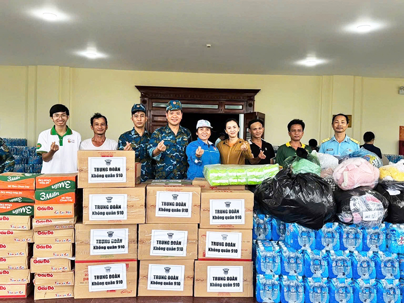 TRUNG ĐOÀN 910 VẬN CHUYỂN HƠN 80 TẤN HÀNG CỨU TRỢ ĐỒNG BÀO VÙNG LŨ