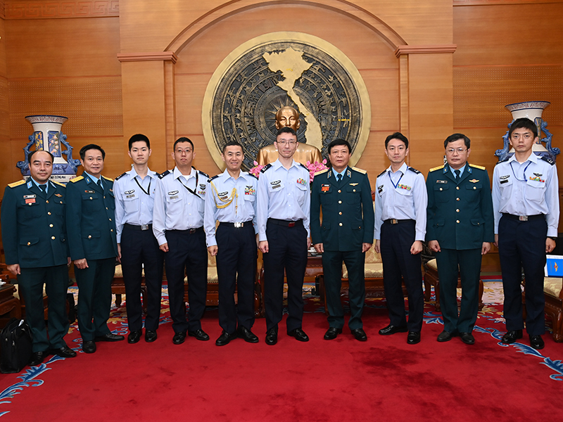 Thủ trưởng Bộ Tư lệnh Quân chủng Phòng không-Không quân tiếp xã giao Đoàn Lực lượng Tự vệ trên không Nhật Bản