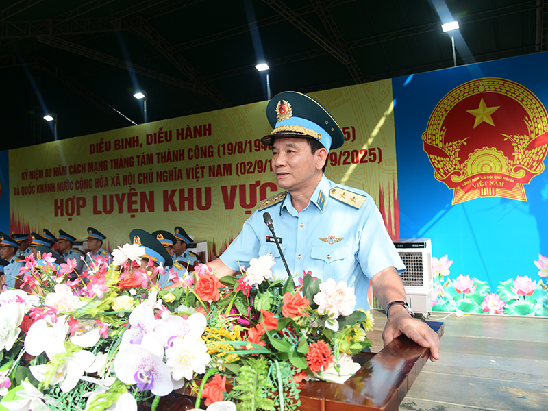 Trung tướng Trần Ngọc Quyến - Chính ủy Quân chủng PK-KQ thăm, kiểm tra, động viên lực lượng làm nhiệm vụ A80