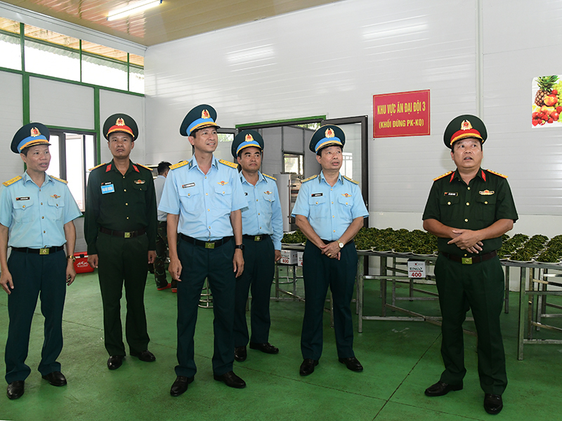 Trung tướng Trần Ngọc Quyến - Chính ủy Quân chủng PK-KQ thăm, kiểm tra, động viên lực lượng làm nhiệm vụ A80