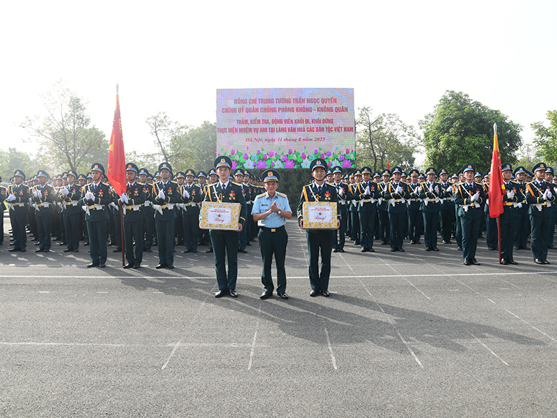 Trung tướng Trần Ngọc Quyến - Chính ủy Quân chủng PK-KQ thăm, kiểm tra, động viên lực lượng làm nhiệm vụ A80