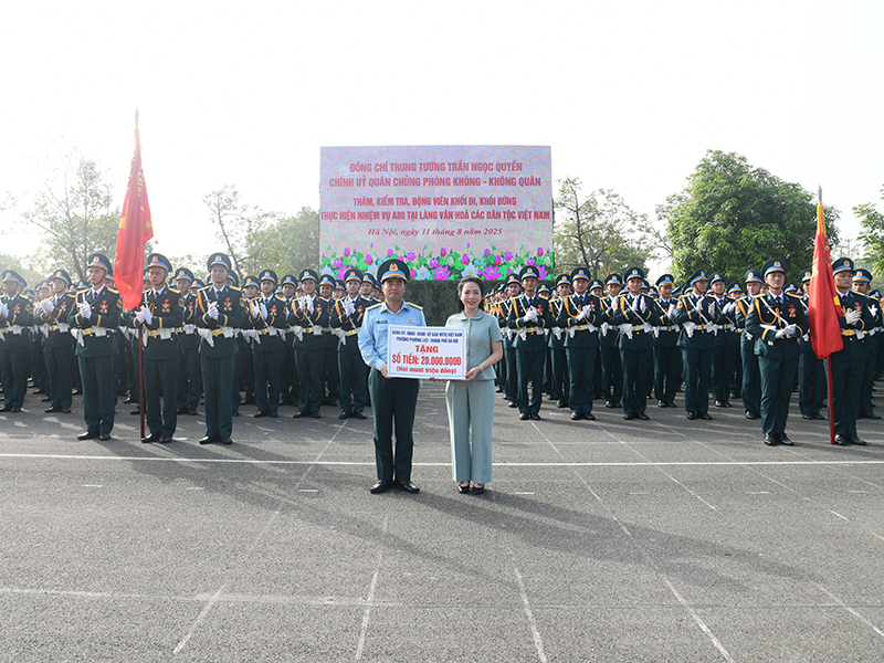 Trung tướng Trần Ngọc Quyến - Chính ủy Quân chủng PK-KQ thăm, kiểm tra, động viên lực lượng làm nhiệm vụ A80