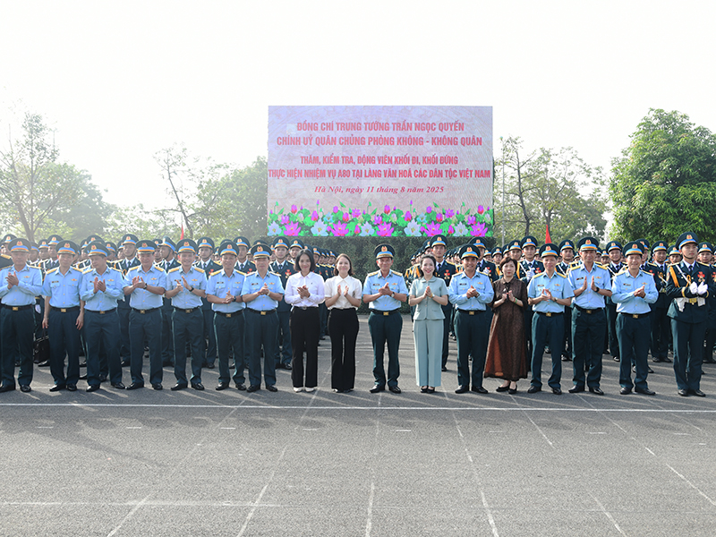 Trung tướng Trần Ngọc Quyến - Chính ủy Quân chủng PK-KQ thăm, kiểm tra, động viên lực lượng làm nhiệm vụ A80