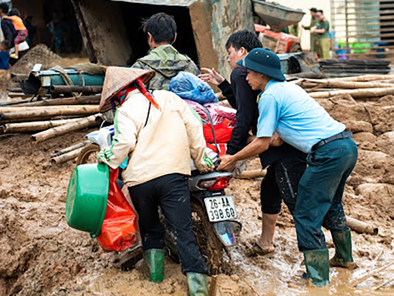 Tiểu đoàn Căn cứ sân bay Nà Sản, Sư đoàn 371 giúp nhân dân tỉnh Sơn La khắc phục hậu quả sau bão số 3