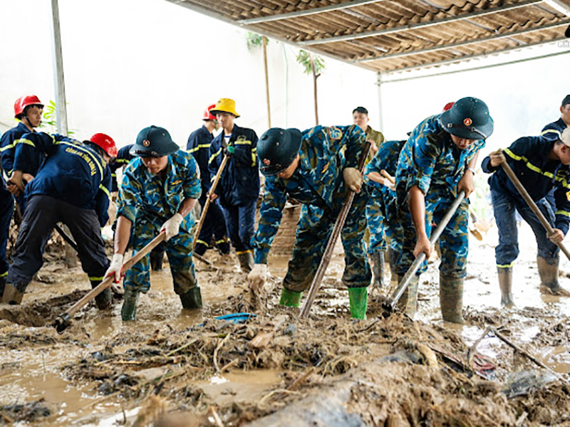 Tiểu đoàn Căn cứ sân bay Nà Sản, Sư đoàn 371 giúp nhân dân tỉnh Sơn La khắc phục hậu quả sau bão số 3