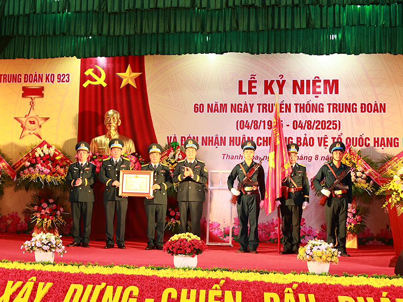 Trung đoàn Không quân 923 tổ chức Lễ kỷ niệm 60 năm Ngày truyền thống và đón nhận Huân chương Bảo vệ Tổ quốc hạng Ba