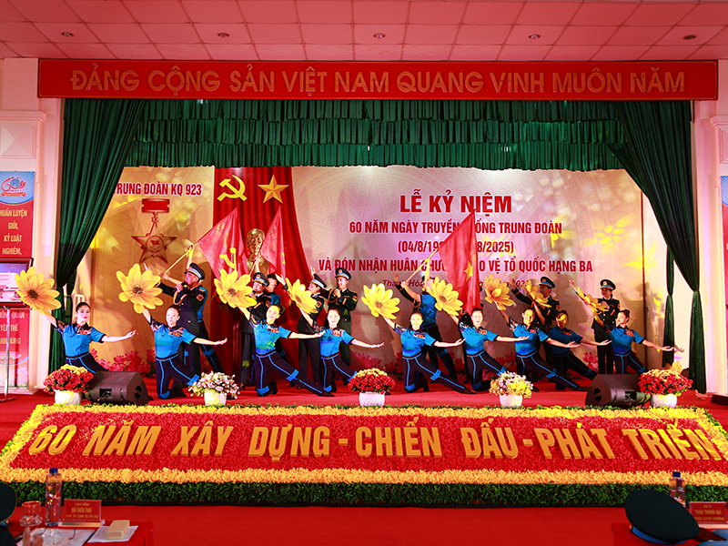 Trung đoàn Không quân 923 tổ chức Lễ kỷ niệm 60 năm Ngày truyền thống và đón nhận Huân chương Bảo vệ Tổ quốc hạng Ba