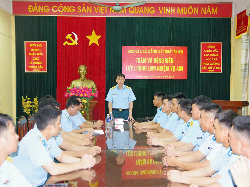 Trường Cao đẳng Kỹ thuật Phòng không-Không quân  thăm, tặng quà cán bộ, chiến sĩ thực hiện nhiệm vụ A80