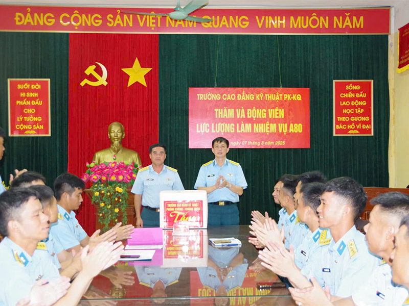 Trường Cao đẳng Kỹ thuật Phòng không-Không quân thăm, tặng quà cán bộ, chiến sĩ thực hiện nhiệm vụ A80