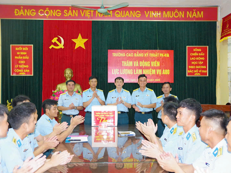 Trường Cao đẳng Kỹ thuật Phòng không-Không quân thăm, tặng quà cán bộ, chiến sĩ thực hiện nhiệm vụ A80