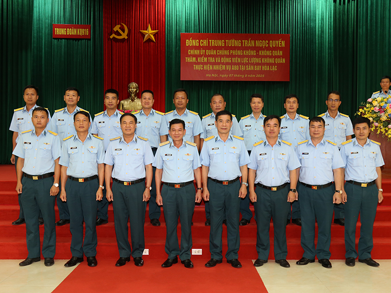 Trung tướng Trần Ngọc Quyến - Chính ủy Quân chủng Phòng không - Không quân thăm, kiểm tra, động viên các lực lượng thực hiện nhiệm vụ A80