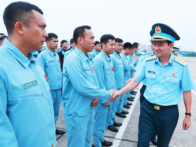 Trung tướng Trần Ngọc Quyến - Chính ủy Quân chủng Phòng không - Không quân thăm, kiểm tra, động viên các lực lượng thực hiện nhiệm vụ A80