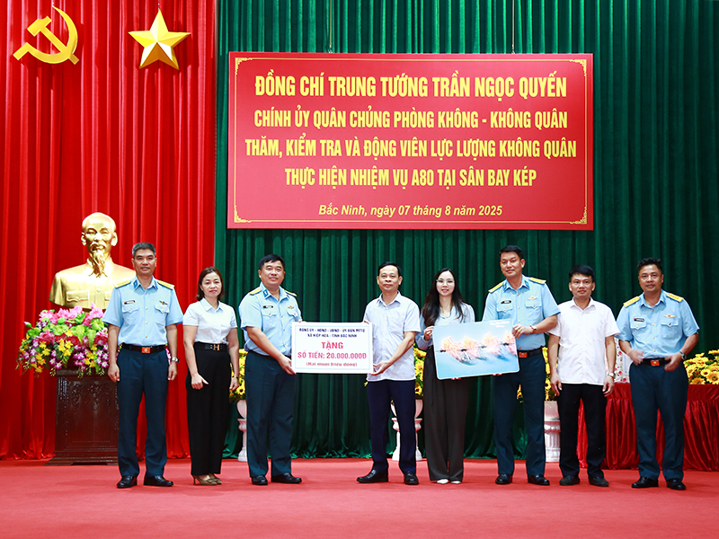 Trung tướng Trần Ngọc Quyến - Chính ủy Quân chủng Phòng không - Không quân thăm, kiểm tra, động viên các lực lượng thực hiện nhiệm vụ A80
