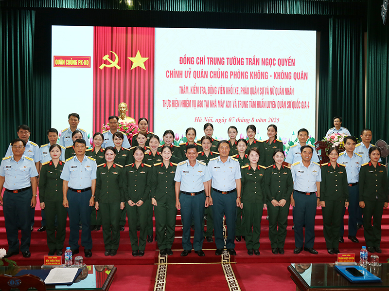 Trung tướng Trần Ngọc Quyến - Chính ủy Quân chủng Phòng không - Không quân thăm, kiểm tra, động viên các lực lượng thực hiện nhiệm vụ A80
