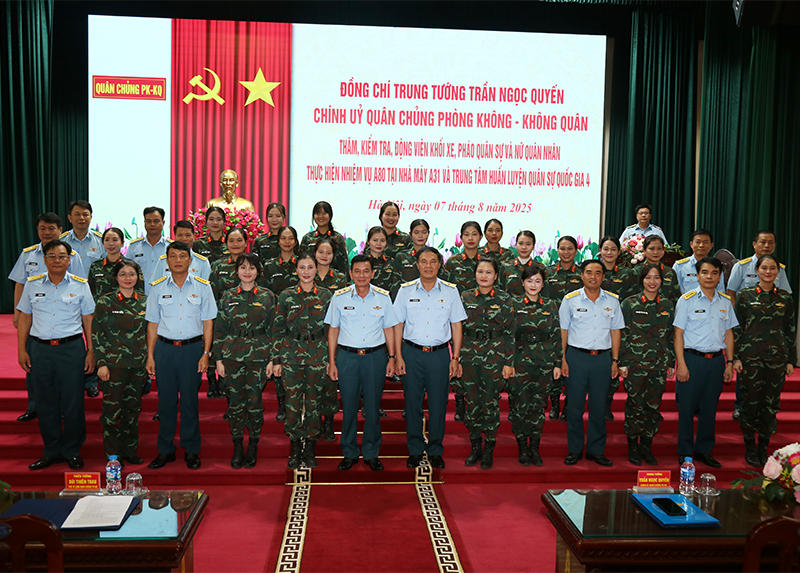 Trung tướng Trần Ngọc Quyến - Chính ủy Quân chủng Phòng không - Không quân thăm, kiểm tra, động viên các lực lượng thực hiện nhiệm vụ A80