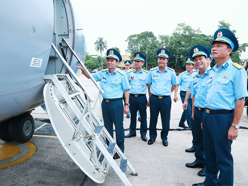 Trung tướng Trần Ngọc Quyến - Chính ủy Quân chủng Phòng không - Không quân thăm, kiểm tra, động viên các lực lượng thực hiện nhiệm vụ A80