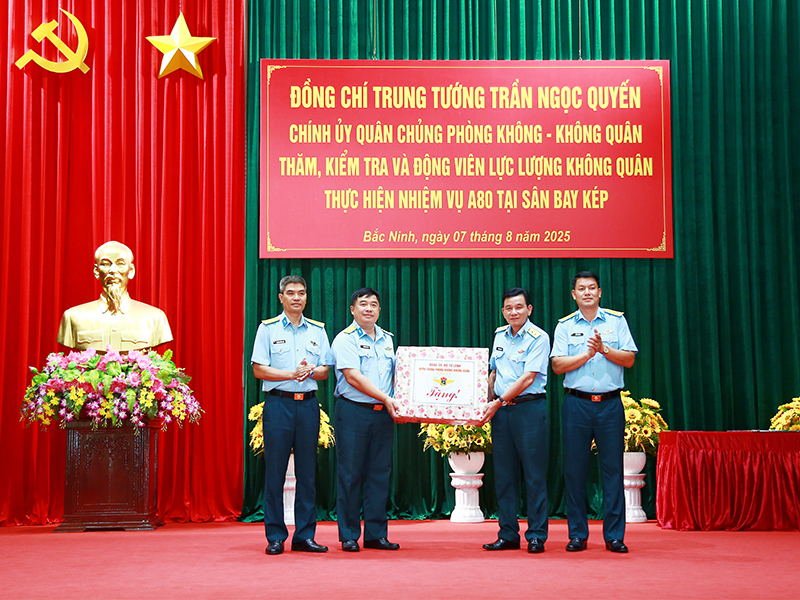 Trung tướng Trần Ngọc Quyến - Chính ủy Quân chủng Phòng không - Không quân thăm, kiểm tra, động viên các lực lượng thực hiện nhiệm vụ A80