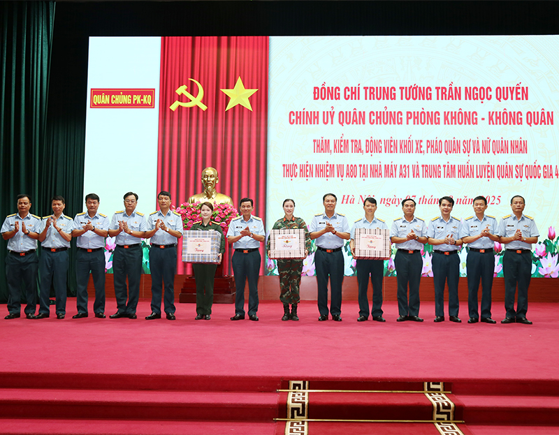 Trung tướng Trần Ngọc Quyến - Chính ủy Quân chủng Phòng không - Không quân thăm, kiểm tra, động viên các lực lượng thực hiện nhiệm vụ A80