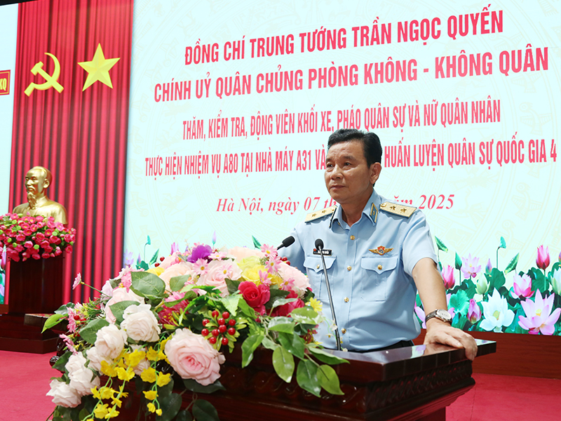 Trung tướng Trần Ngọc Quyến - Chính ủy Quân chủng Phòng không - Không quân thăm, kiểm tra, động viên các lực lượng thực hiện nhiệm vụ A80