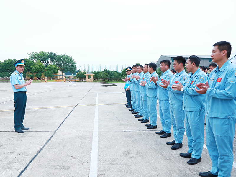 Trung tướng Trần Ngọc Quyến - Chính ủy Quân chủng Phòng không - Không quân thăm, kiểm tra, động viên các lực lượng thực hiện nhiệm vụ A80