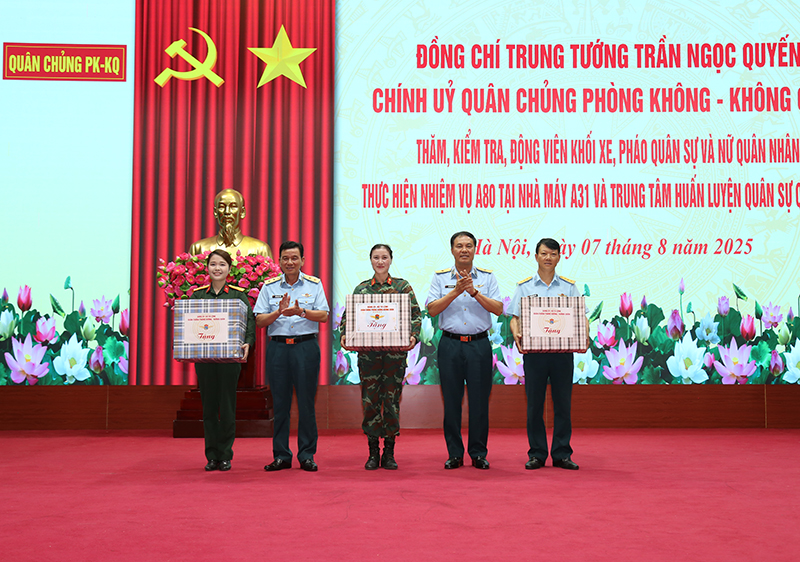 Trung tướng Trần Ngọc Quyến - Chính ủy Quân chủng Phòng không - Không quân thăm, kiểm tra, động viên các lực lượng thực hiện nhiệm vụ A80