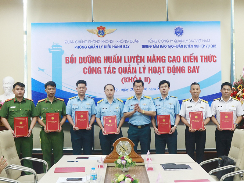 Trung tâm Đào tạo - Huấn luyện nghiệp vụ Quản lý bay tổ chức thành công khóa bồi dưỡng nâng cao kiến thức quản lý hoạt động bay hàng không dân dụng