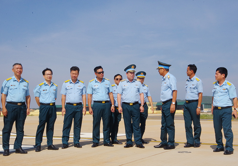 Thiếu tướng Vũ Hồng Sơn - Tư lệnh Quân chủng PK-KQ thăm và làm việc tại Trung đoàn 920 và Trung đoàn 915