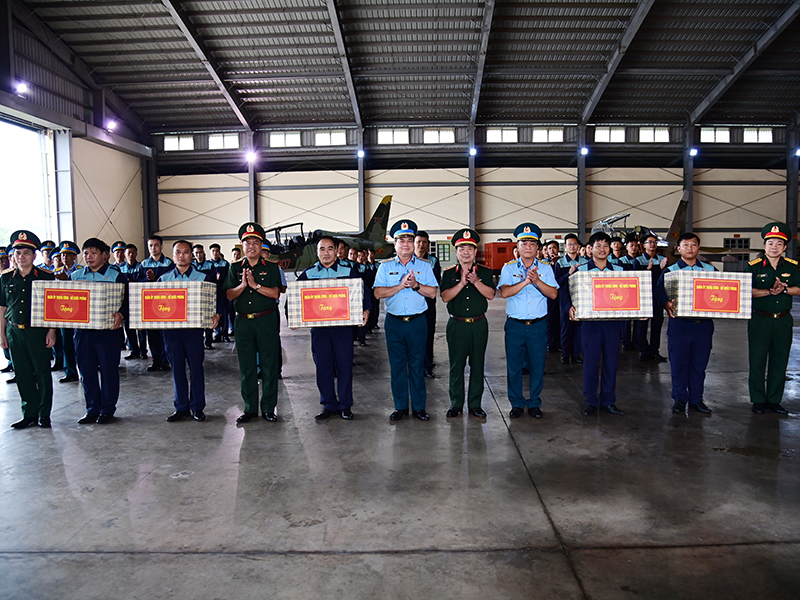 Bộ Quốc phòng kiểm tra công tác kỹ thuật phục vụ nhiệm vụ A80 tại các đơn vị Không quân thuộc Quân chủng PK-KQ