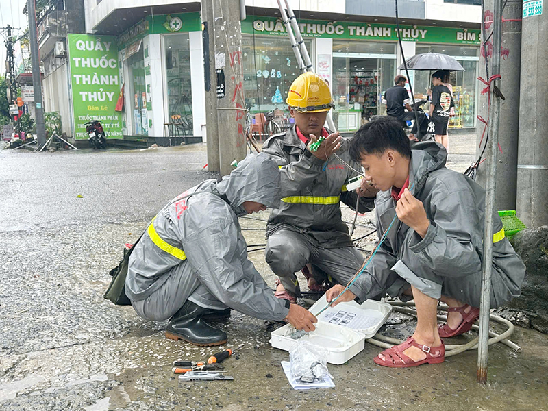 Người Viettel trắng đêm khắc phục sự cố, giữ thông tin liên lạc cho khách hàng