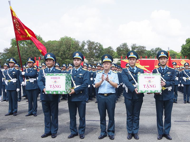 Sư đoàn 367 và Sư đoàn 370 tặng quà động viên cán bộ, chiến sĩ tiểu đoàn diễu binh, diễu hành thực hiện nhiệm vụ A50