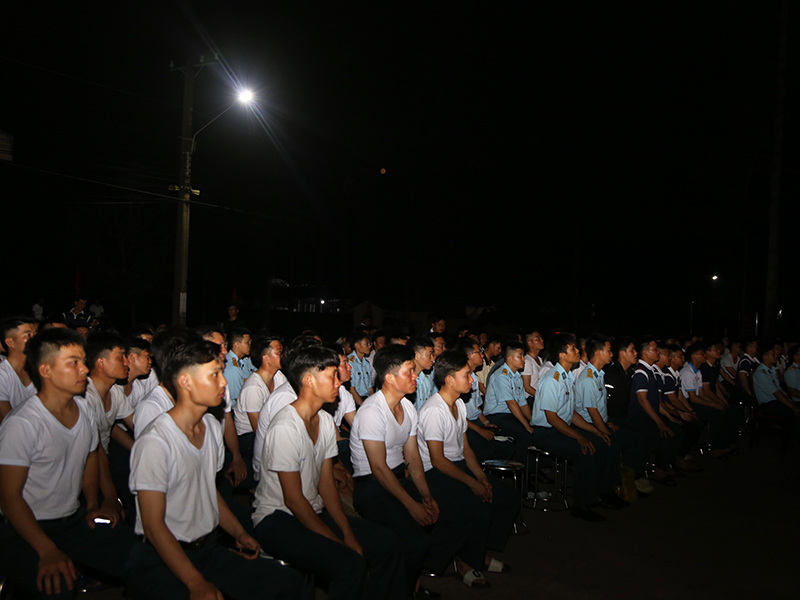 Sư đoàn 367 tổ chức chiếu phim phục vụ cán bộ, chiến sĩ Tiểu đoàn Diễu binh, diễu hành thực hiện nhiệm vụ A50