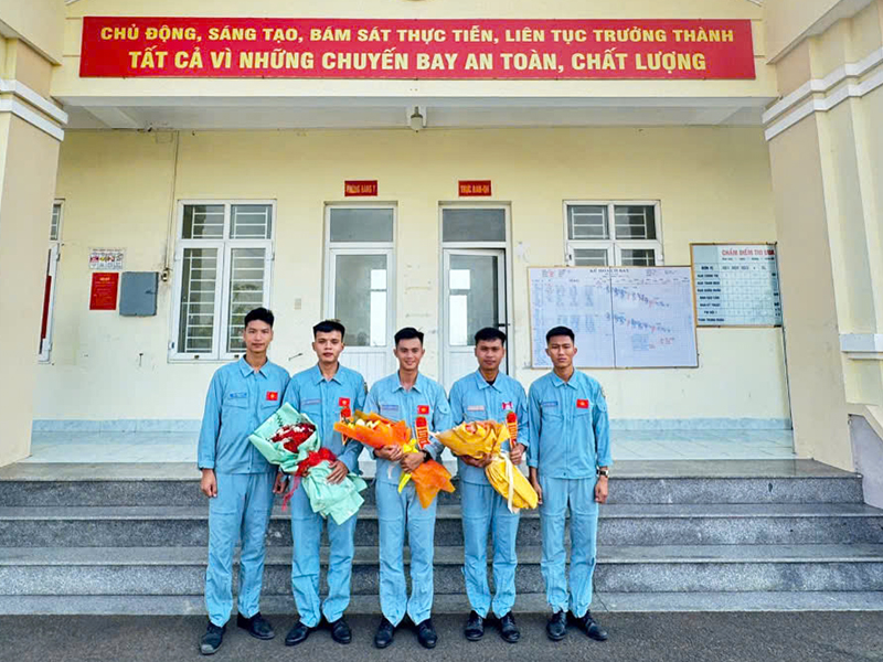 Trung đoàn 915 tổ chức bay thả đơn cho các học viên phi công