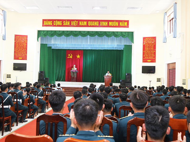 Trung tướng Trần Ngọc Quyến thăm, tặng quà các lực lượng thuộc Quân chủng Phòng không - Không quân tham gia thực hiện nhiệm vụ A50