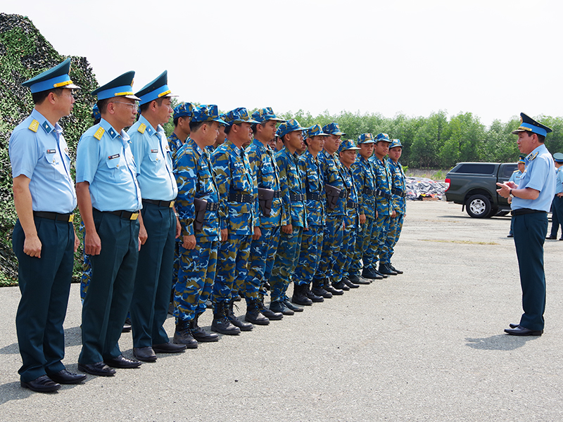 Trung tướng Trần Ngọc Quyến thăm, tặng quà các lực lượng thuộc Quân chủng Phòng không - Không quân tham gia thực hiện nhiệm vụ A50
