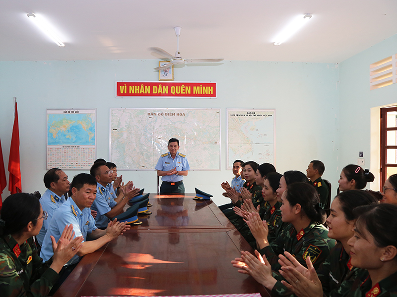 Trung tướng Trần Ngọc Quyến thăm, tặng quà các lực lượng thuộc Quân chủng Phòng không - Không quân tham gia thực hiện nhiệm vụ A50