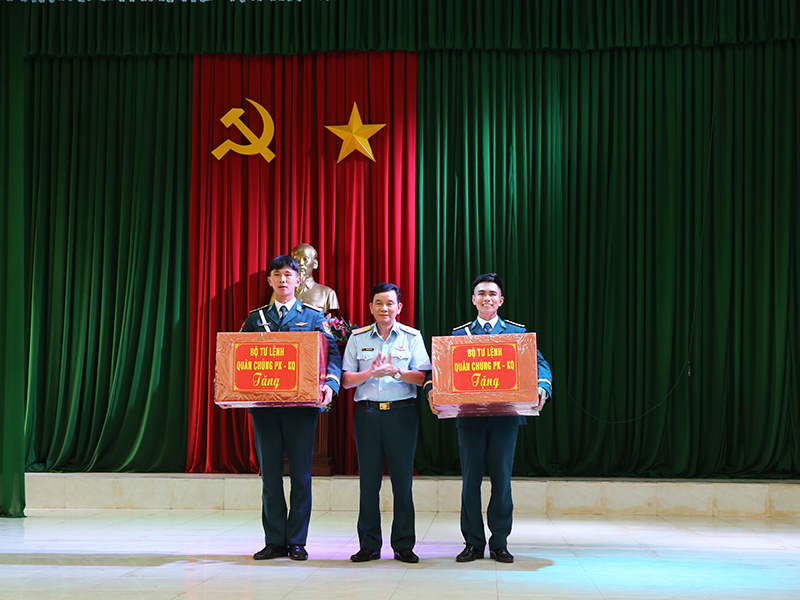 Trung tướng Trần Ngọc Quyến thăm, tặng quà các lực lượng thuộc Quân chủng Phòng không - Không quân tham gia thực hiện nhiệm vụ A50