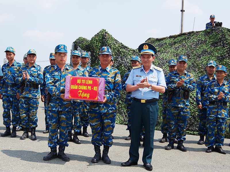 Trung tướng Trần Ngọc Quyến thăm, tặng quà các lực lượng thuộc Quân chủng Phòng không - Không quân tham gia thực hiện nhiệm vụ A50